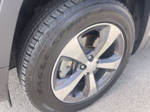 Used 2019 Jeep Cherokee Limited AWD/4WD image 10
