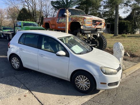 Used 2010 Volkswagen Golf 4-Door image 2