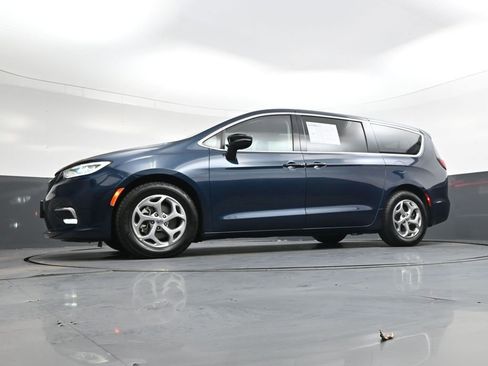 Used 2024 Chrysler Pacifica Limited image 41