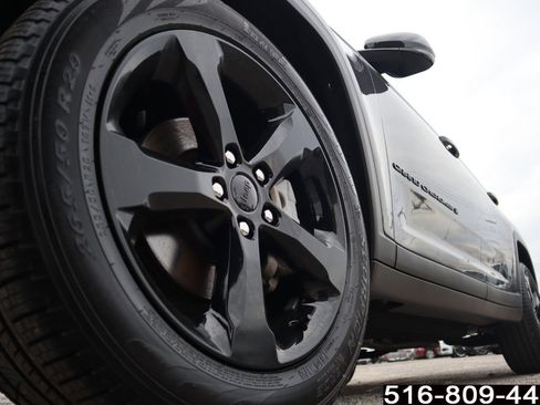 Used 2024 Jeep Grand Cherokee Limited w/ Black Appearance Package image 12