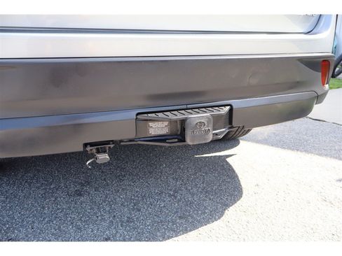Used 2019 Toyota Highlander XLE AWD/4WD image 4