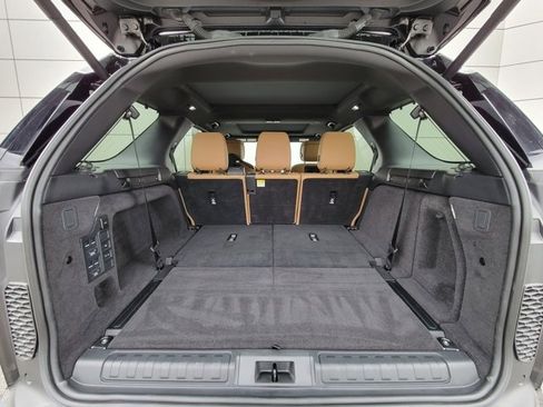 Used 2024 Land Rover Discovery Dynamic SE image 12