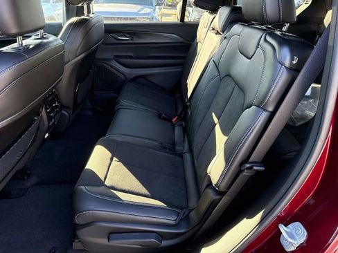 Used 2025 Jeep Grand Cherokee L Altitude image 9