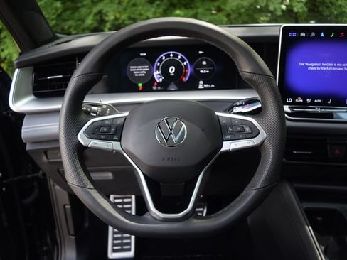 Used 2025 Volkswagen Tiguan SE R-Line AWD/4WD image 4