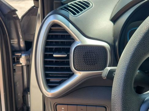 Used 2025 Kia Soul LX w/ LX Technology Package FWD image 30