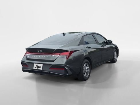 Used 2024 Hyundai Elantra SE FWD image 4