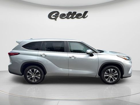 Used 2023 Toyota Highlander XLE FWD image 4