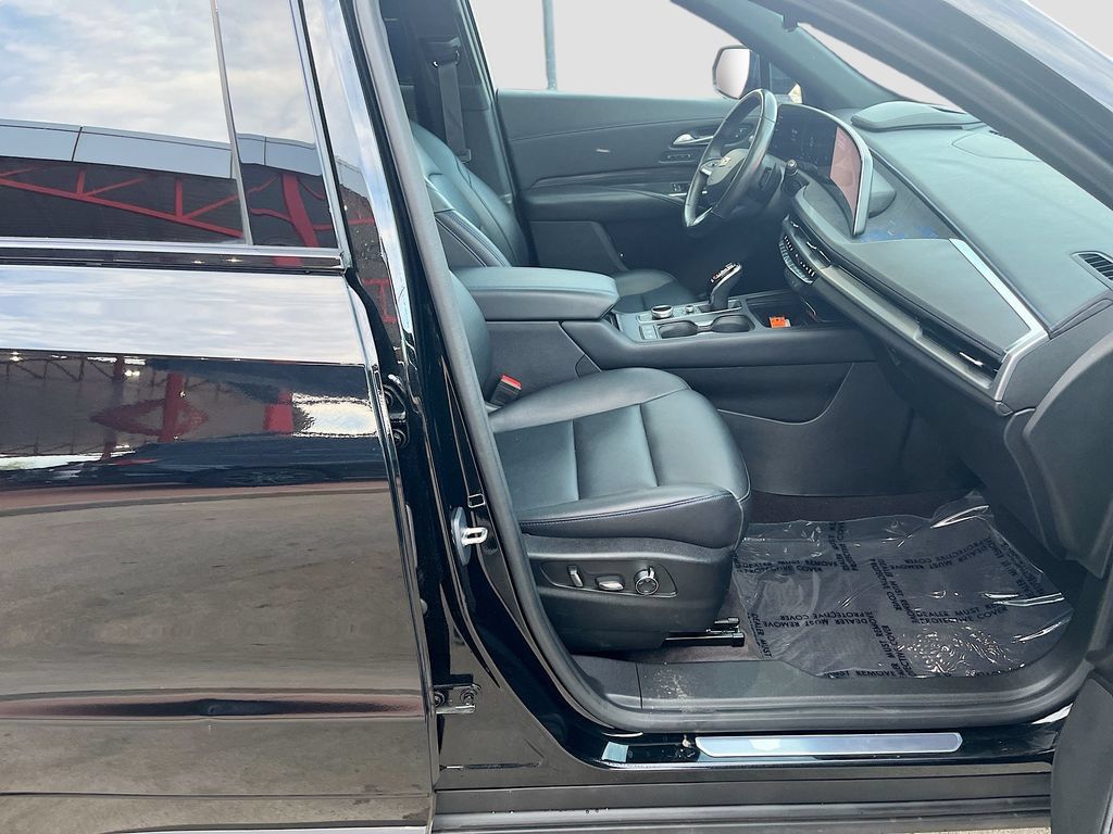 Used 2024 Cadillac XT4 Sport w/ Technology Package AWD/4WD image 30