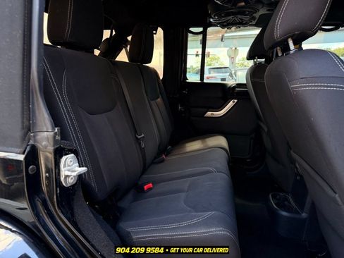 Used 2017 Jeep Wrangler Unlimited Rubicon w/ Connectivity Group AWD/4WD image 32