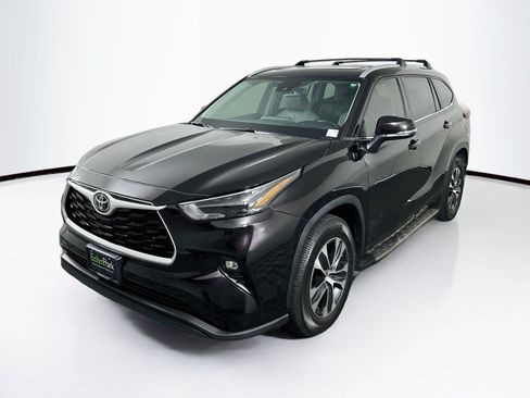 Used 2022 Toyota Highlander XLE FWD image 3
