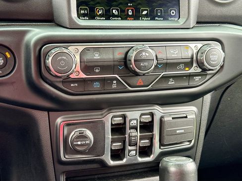 Used 2022 Jeep Wrangler Unlimited Sahara AWD/4WD image 16