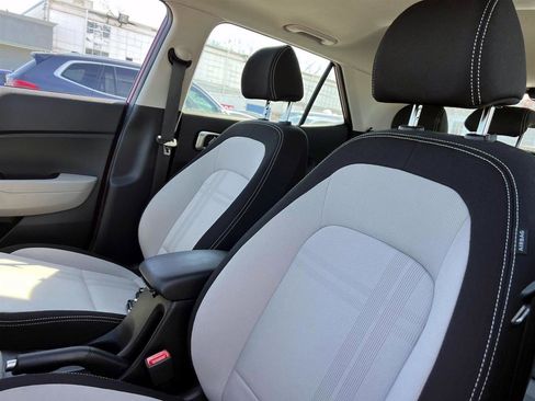 Used 2025 Hyundai Venue SEL FWD image 9