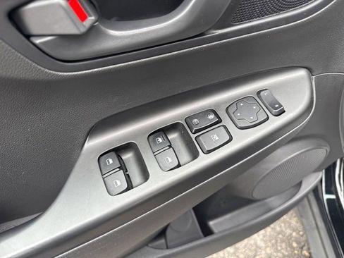 Used 2023 Hyundai Kona SE image 9