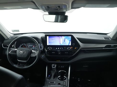 Used 2023 Toyota Highlander XLE image 14