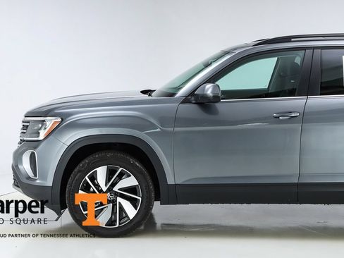 Used 2025 Volkswagen Atlas SE w/ Panoramic Sunroof Package FWD image 3