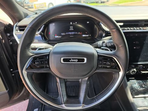 Used 2022 Jeep Grand Cherokee Overland w/ Luxury Tech Group IV AWD/4WD image 14