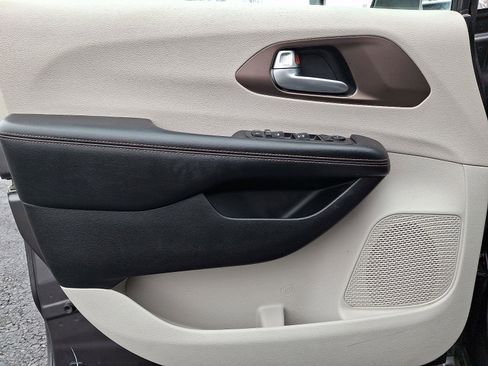 Used 2018 Chrysler Pacifica Touring-L image 13