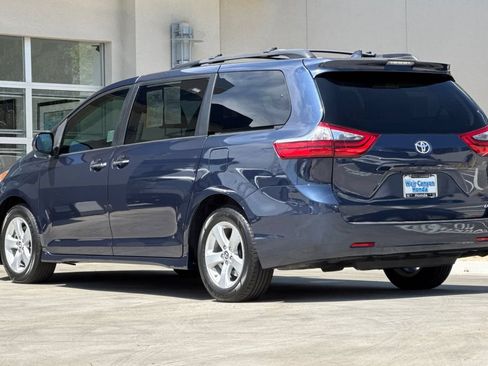 Used 2020 Toyota Sienna LE w/ LE Preferred Package FWD image 3