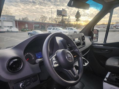 Used 2021 Mercedes-Benz Sprinter 2500 image 7