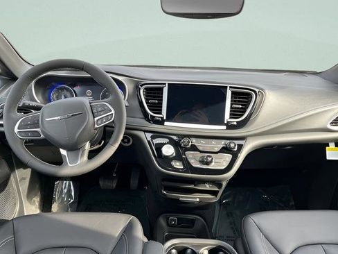 New 2026 Chrysler Pacifica Select image 12