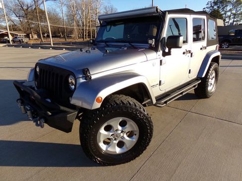 Used 2015 Jeep Wrangler Unlimited Sahara w/ Connectivity Group AWD/4WD image 3