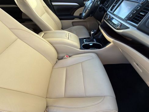 Used 2019 Toyota Highlander XLE FWD image 26