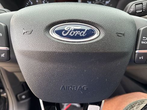 Used 2022 Ford Escape SE w/ SE Sport Appearance Package image 27