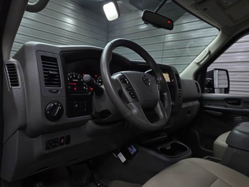 Used 2016 Nissan NV 3500 SL RWD image 13