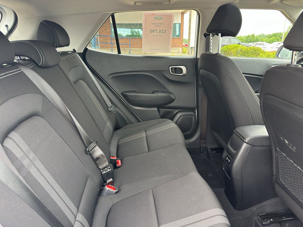 Used 2025 Hyundai Venue SEL FWD image 30