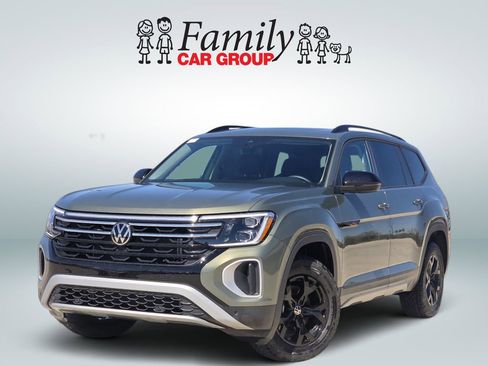 Used 2025 Volkswagen Atlas Peak Edition SE image 1