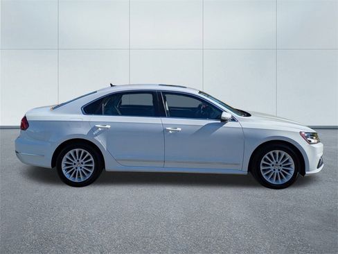 Used 2017 Volkswagen Passat 1.8T SE image 2