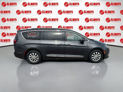 Used 2019 Chrysler Pacifica Touring-L FWD image 4