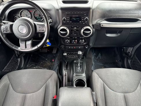 Used 2018 Jeep Wrangler Unlimited Rubicon w/ Connectivity Group AWD/4WD image 13