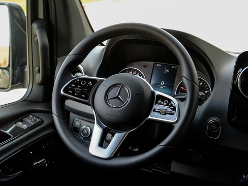 Used 2023 Mercedes-Benz Sprinter 2500 image 48