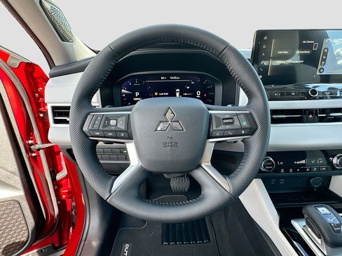 New 2025 Mitsubishi Outlander SE image 7