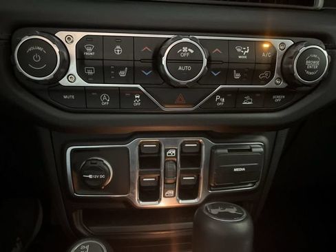 Used 2025 Jeep Wrangler Unlimited Sahara AWD/4WD image 34