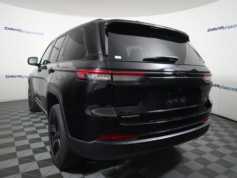 Used 2023 Jeep Grand Cherokee Limited w/ Black Appearance Package AWD/4WD image 9