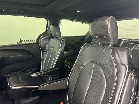 Used 2025 Chrysler Pacifica Limited image 39