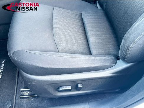 Used 2025 Nissan Altima 2.5 SV FWD image 25