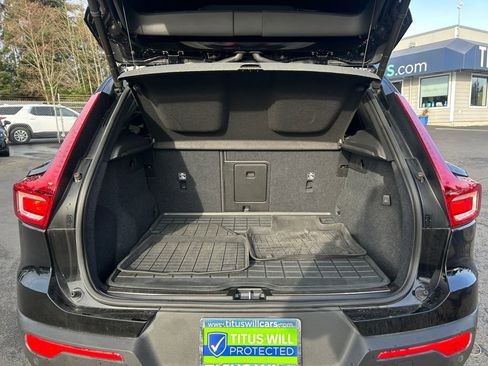 Used 2023 Volvo XC40 B5 Plus image 24