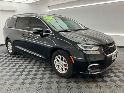 Used 2022 Chrysler Pacifica Touring-L FWD image 3