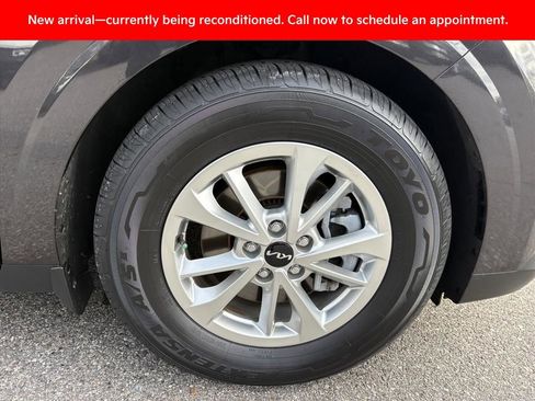 Used 2023 Kia Carnival LX image 30