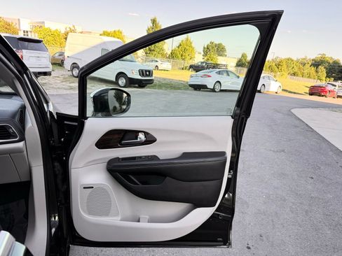 Used 2022 Chrysler Pacifica Limited FWD image 29