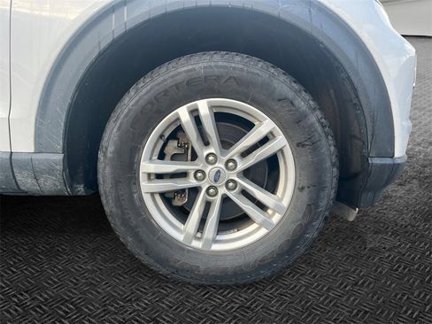 Used 2020 Ford Explorer XLT image 11