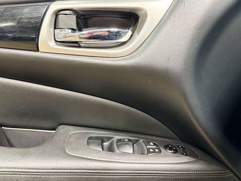 Used 2018 Nissan Pathfinder SV AWD/4WD image 16