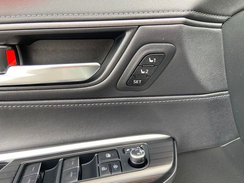 Used 2023 Toyota Venza Nightshade image 14