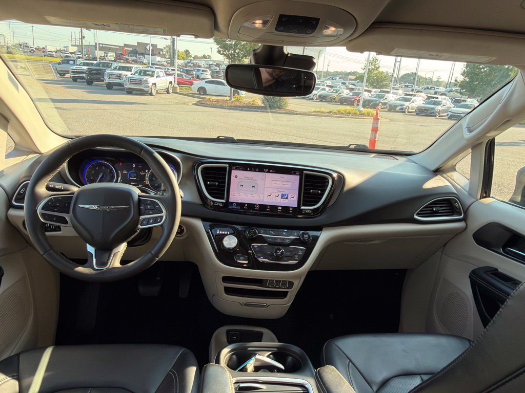Used 2023 Chrysler Pacifica Touring-L FWD image 28