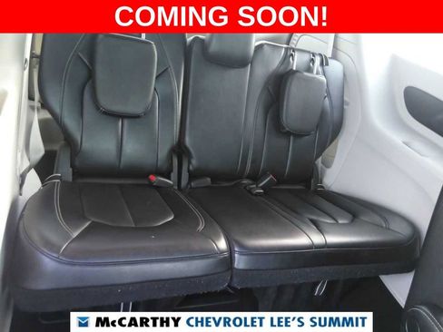 Used 2023 Chrysler Pacifica Touring-L FWD image 6
