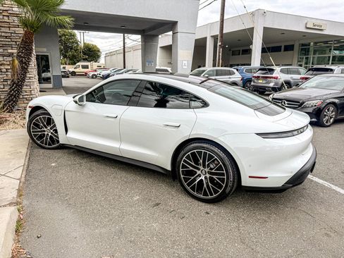 Used 2022 Porsche Taycan image 4