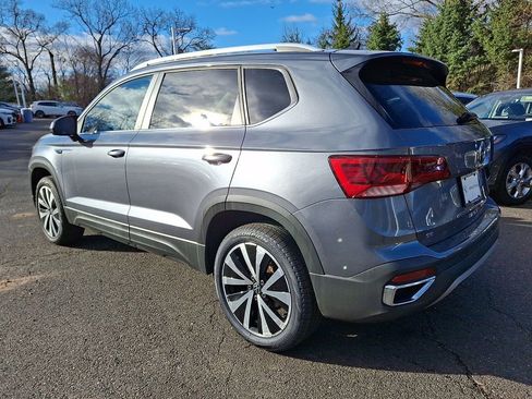 Used 2022 Volkswagen Taos SE w/ Panoramic Sunroof Package FWD image 6